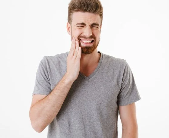 ایک شخص دانت میں درد کیوجہ سے پریشان ہے اور علاج لینا چاہتا ہے۔