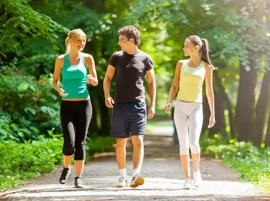 یہ تصویر صبح کی سیر کے فائدے کو اجاگر کر رہی ہے۔