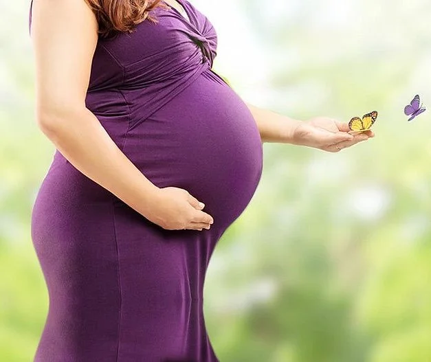 This is a picture of a women, showing pregnancy meaning in urdu.